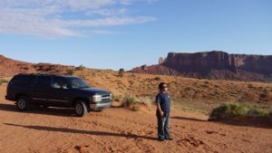 モニュメントバレーにて。僕がアメリカで初めて買った車（chevy suburban）と